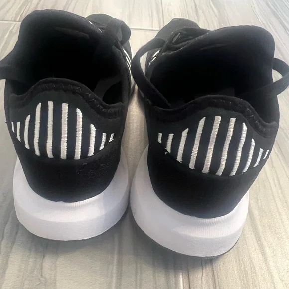 Women’s Adidas swift sneakers size 6.5 - Picture 2 of 5